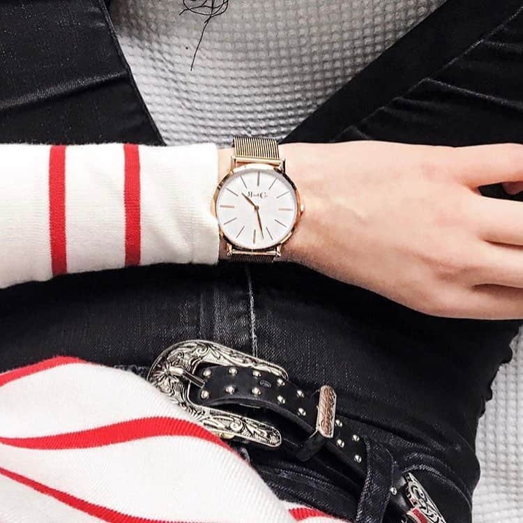 Rose&Coy Japanのインスタグラム：「・ ・ ローズゴールドのメッシュベルト⌚️✨ ・ カジュアルな装いでも、時計をプラスするだけでオシャレに仕上がる👍✨ 派手すぎず優しく輝くローズゴールドは普段使いにも◎ 春夏コーデはメッシュベルトで爽やかに仕上げてみよう😊✨ ・ ・ #春コーデ  #新生活 #手元くら部 #腕時計くら部 #ファッション通販 #今日の時計 #キャンペーン実施中 #unisex  #大人可愛いコーデ #手元コーデ #outfitoftheday  #シンプルコーデ #roseandcoy #時計好きな人と繋がりたい  #おしゃれさんと繋がりたい  #ootd  #オシャレさんと繋がりたい #ローズアンドコイ #大人かわいい #outfit  #キャンペーン  #お買い物 #locari #大人カジュアル #日本上陸  #大人かわいいコーデ #腕時計 #mamadays #大人女子 #大人女子コーデ」