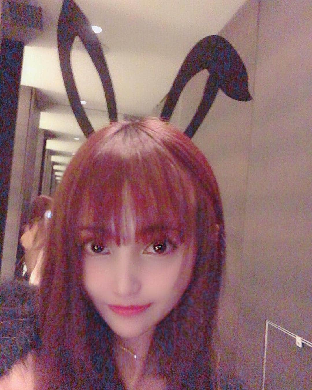 宇佐美あいりさんのインスタグラム写真 - (宇佐美あいりInstagram)「#おはよう さぎ🐰💓今日は雨で春🌸がきたと思ったのにまた寒いね🥺今週もがんばろう＊*(ू•ω•ू❁)*＊画像は鏡に付いてるうさぎさんで黒うさぎに変身したあいりん🐰💕 #グラドル自画撮り部#うさぎ#兎#rabbit＃黒うさぎ#変身#うさみみ#うさ耳#sexy#섹시#sexy#cute#エロ#エロカワ#お姉さん#谷間#巨乳#胸#fカップ#おっぱい#1967#6thAnniversary#birthday party#party#鏡#japanesegirl#roppongi#followme」4月8日 8時30分 - airi.usami_official