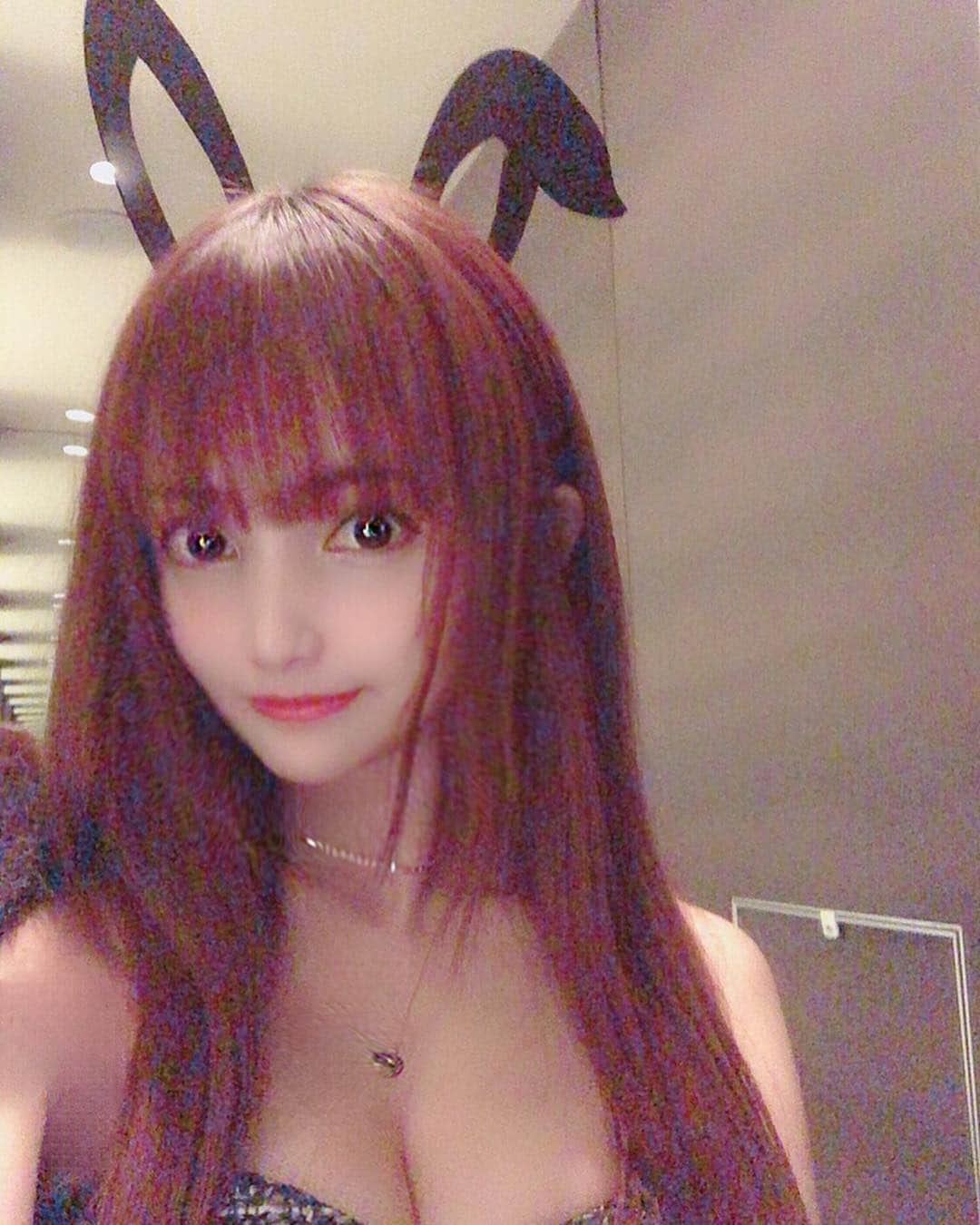 宇佐美あいりさんのインスタグラム写真 - (宇佐美あいりInstagram)「#おはよう さぎ🐰💓今日は雨で春🌸がきたと思ったのにまた寒いね🥺今週もがんばろう＊*(ू•ω•ू❁)*＊画像は鏡に付いてるうさぎさんで黒うさぎに変身したあいりん🐰💕 #グラドル自画撮り部#うさぎ#兎#rabbit＃黒うさぎ#変身#うさみみ#うさ耳#sexy#섹시#sexy#cute#エロ#エロカワ#お姉さん#谷間#巨乳#胸#fカップ#おっぱい#1967#6thAnniversary#birthday party#party#鏡#japanesegirl#roppongi#followme」4月8日 8時30分 - airi.usami_official