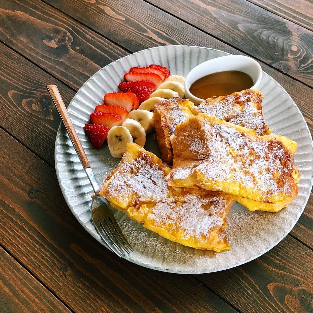 姫野れみのインスタグラム：「昨日からひたしておいた 乃が美の食パンでフレンチトーストな朝 🥞❤︎ おはようございます ☺︎☀︎  #石毛家の食卓 👨🏿‍🍳♡ #フレンチトースト #朝食 #きらぴ香 #乃が美 #生食パン #おうちごはん #breakfast #frenchtoast #morning #アスリートフードマイスター #料理  #アスリート飯 #手作り料理 #手作りごはん #レシピ #dinner #food #cooking」