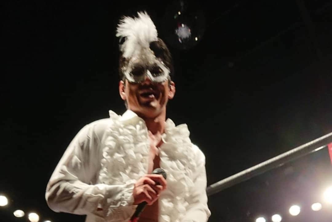 青木泰寛さんのインスタグラム写真 - (青木泰寛Instagram)「池田大輔選手のデビュー25周年興行『今日から俺は格闘探偵か？』が無事に終了しました。  メインは壮絶な闘いでした。試合後のマイクが池田さんっぽくて何だかほっこりしました！  一枚目の写真のどこかに僕は居ます。暇つぶしに探してください笑  #格闘探偵 #格闘探偵会議 #バトラーツ」4月8日 8時35分 - yasuhiro.aoki814