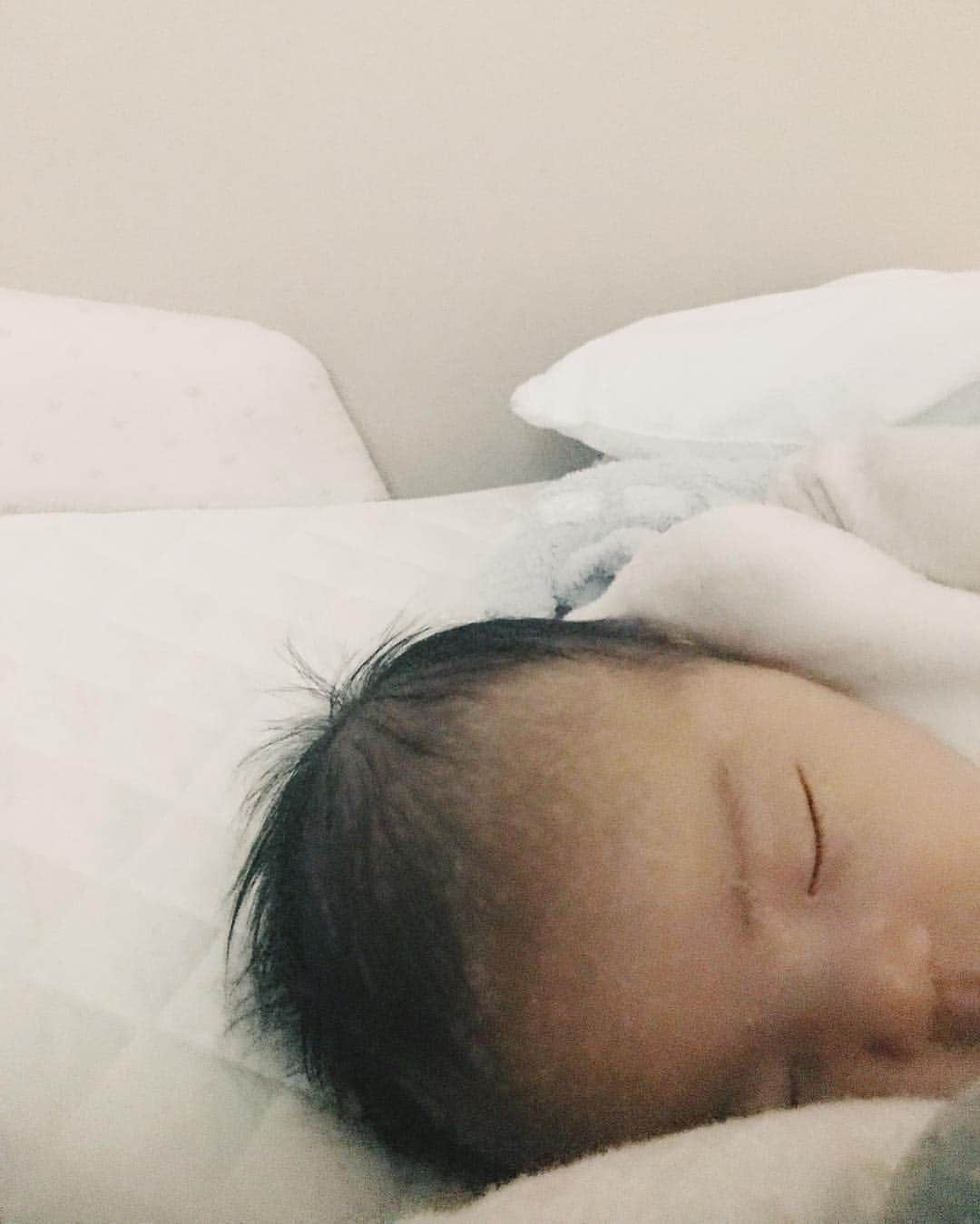 柏木作夢さんのインスタグラム写真 - (柏木作夢Instagram)「Good morning sleepy guy.  #monday #morning #goodmorning #myson #family #赤ちゃんのいる生活」4月8日 8時43分 - samukashiwagi