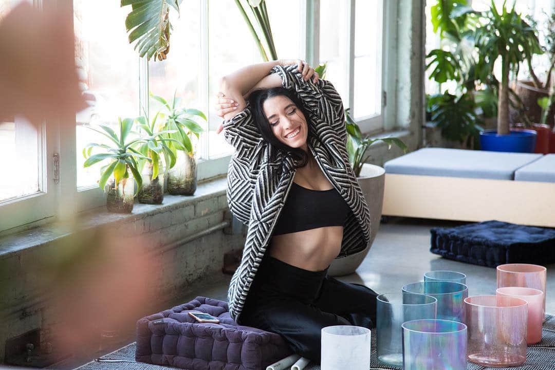 のインスタグラム：「@vanessa_cuccia preparing for her soundbath at last weekend’s @chakrubs event. 🌿」