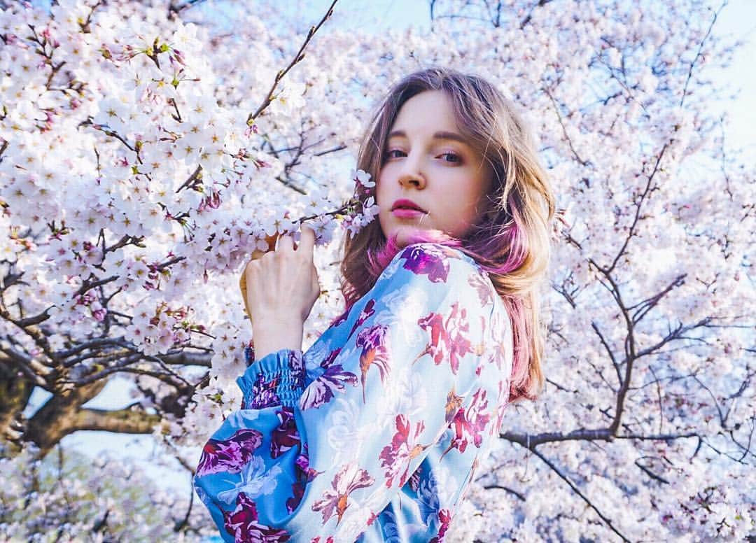 のインスタグラム：「東京の桜はこの土日ラストだったかな〜晴れていてよかった🌸 #sakura #hanami #japan #spring #model #modeling #shooting #portrait #春 #さくら #桜 #花見 #モデル #ピンク #撮影 #花」