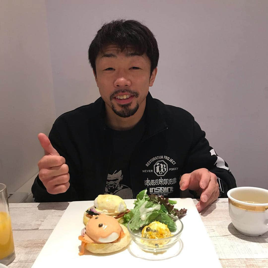 八重樫東さんのインスタグラム写真 - (八重樫東Instagram)「おはようございます。 試合の朝です。 今日も力の限り戦いますので応援よろしくお願いします。 目は開いてます(ΦωΦ)」4月8日 8時54分 - yaegashiakira0225