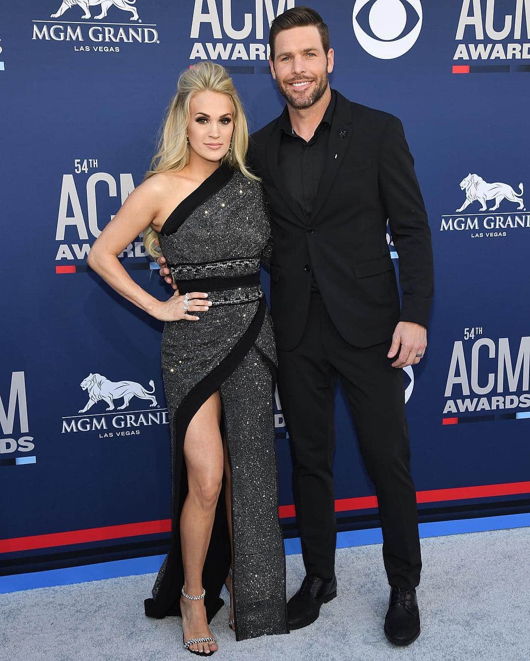 Just Jaredさんのインスタグラム写真 - (Just JaredInstagram)「@carrieunderwood hits the ACM Awards red carpet with husband Mike Fisher! They just welcomed a child two and a half months ago. #CarrieUnderwood #MikeFisher #ACMAwards Photos: Getty」4月8日 9時07分 - justjared