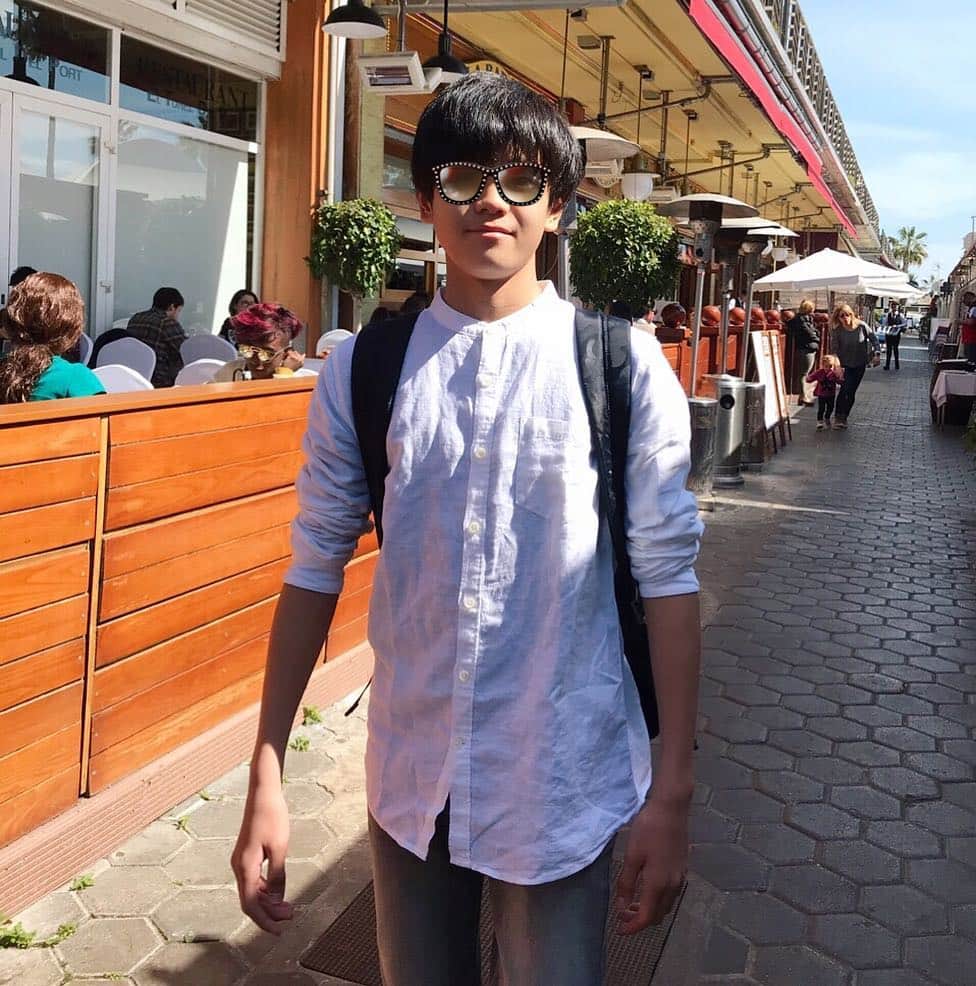 金子エミさんのインスタグラム写真 - (金子エミInstagram)「二男リオ @mura7993 と初のふたり旅！背が大きくみえますが、まだ160㎝位なんです。食が細かったのですが、今やっとようやく…よく食べるようになりました。成長期・思春期の真っ只中です。今日から中学3年生！来年は受験生になります。そして来年はカイトのトルコでの世界ダウン症水泳大会も出場が出来ればありますので、新年度から身が引き締まる思いです。  #Spain #Barcelona #スペイン 🇪🇸 #バルセロナ #港 #春休み」4月8日 9時02分 - emikaneko1114