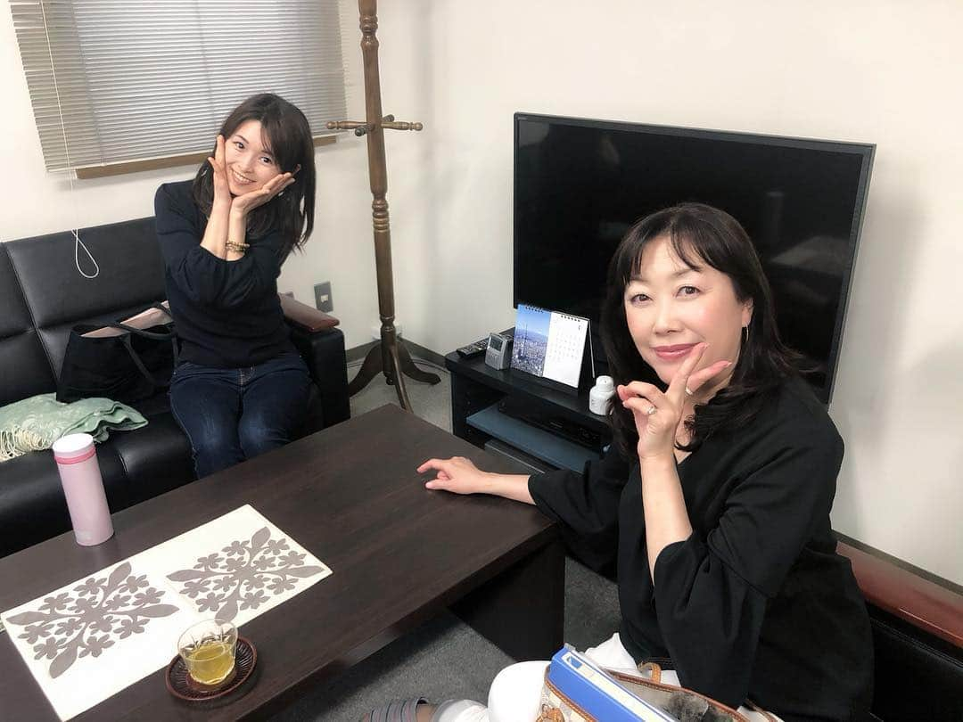 藤田りえさんのインスタグラム写真 - (藤田りえInstagram)「事務所にて。 後輩アナウンサー、先輩アナウンサーと♡ ちゃんとメイクしておけばよかったよ… #アナウンサー #フリーアナウンサー #ジョイスタッフ #かわいこちゃん  #若い #マツエク #メンテナンス のため #眉しか描いてない  #レッスン #ブライダル #ブライダル司会 も #するよ ♡ #ご依頼お待ちしています」4月8日 9時11分 - rie_fujita.ana