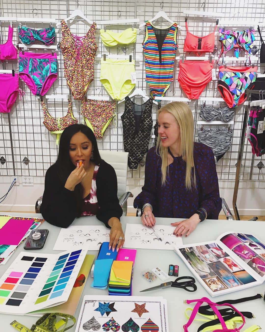 ニコール・ ポリッツィのインスタグラム：「Snookini meeting & my pregnant fat ass cant go without food😏 so proud of all these new designs!! Link in bio to shop collection mawmas 👙🖤 @thesnookishop」