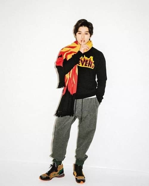 のインスタグラム：「Arata Mackenyu @mackenyu.1116 y 🧡 . . . . . #新田真剣佑 #ArataMackenyu#japaneseboy #japaneseactor #japanesemodel #japanfashion #japanesestyle  #ピンクとグレー  #치위생사 #간호사 #직장인부업 #미용인 #미용 #연남동카페 #연남동맛집 #신혼여행 #신혼 #신혼부부 #おしゃれ #オシャレ #いいね返し #フォロー #韓国人 #韓国 #セルカ #自撮り #ファッション #フォロー」
