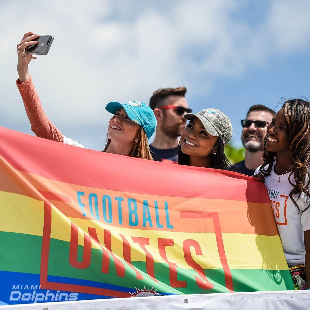 マイアミ・ドルフィンズさんのインスタグラム写真 - (マイアミ・ドルフィンズInstagram)「Members of our front office, @dolphinscheer, @kstills and more spent the day with our #FootballUnites partners at #MiamiBeachPride!」4月8日 9時21分 - miamidolphins