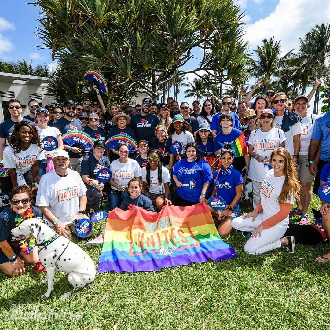 マイアミ・ドルフィンズさんのインスタグラム写真 - (マイアミ・ドルフィンズInstagram)「Members of our front office, @dolphinscheer, @kstills and more spent the day with our #FootballUnites partners at #MiamiBeachPride!」4月8日 9時21分 - miamidolphins