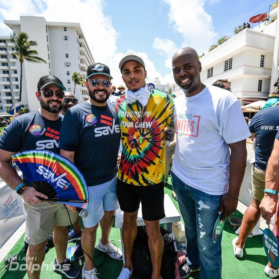 マイアミ・ドルフィンズさんのインスタグラム写真 - (マイアミ・ドルフィンズInstagram)「Members of our front office, @dolphinscheer, @kstills and more spent the day with our #FootballUnites partners at #MiamiBeachPride!」4月8日 9時21分 - miamidolphins