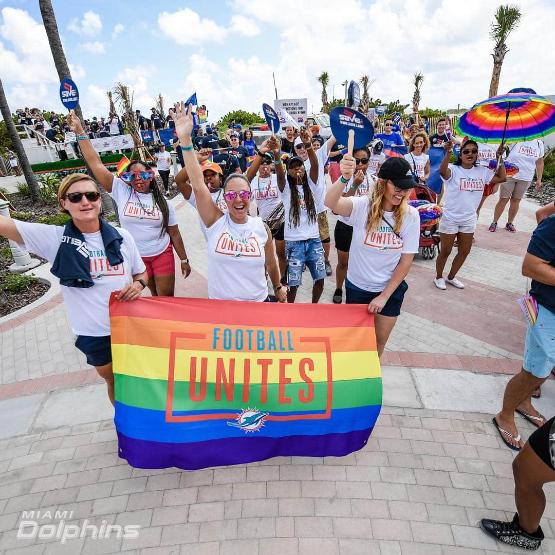 マイアミ・ドルフィンズさんのインスタグラム写真 - (マイアミ・ドルフィンズInstagram)「Members of our front office, @dolphinscheer, @kstills and more spent the day with our #FootballUnites partners at #MiamiBeachPride!」4月8日 9時21分 - miamidolphins