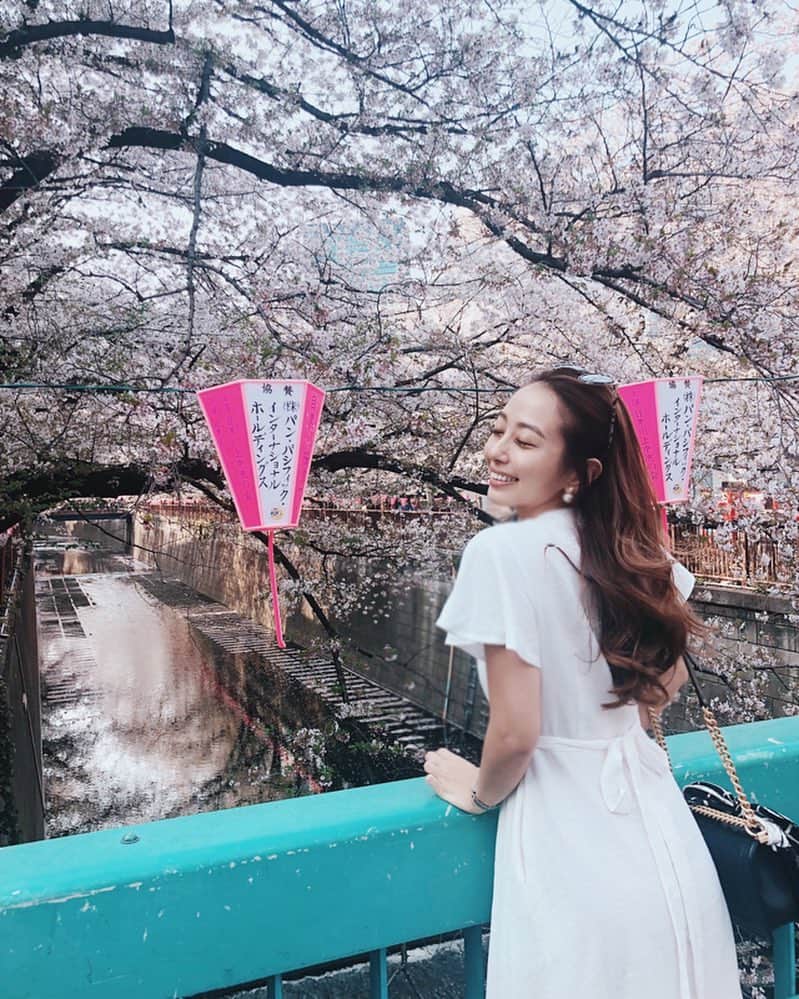 のインスタグラム：「この時期は桜の美しさに見惚れてしまう🥰🌸💖 . こうやって四季を楽しめるから日本て好きよ🇯🇵(ふと思った。笑) . ワンピは @vicente__official 👗✨」