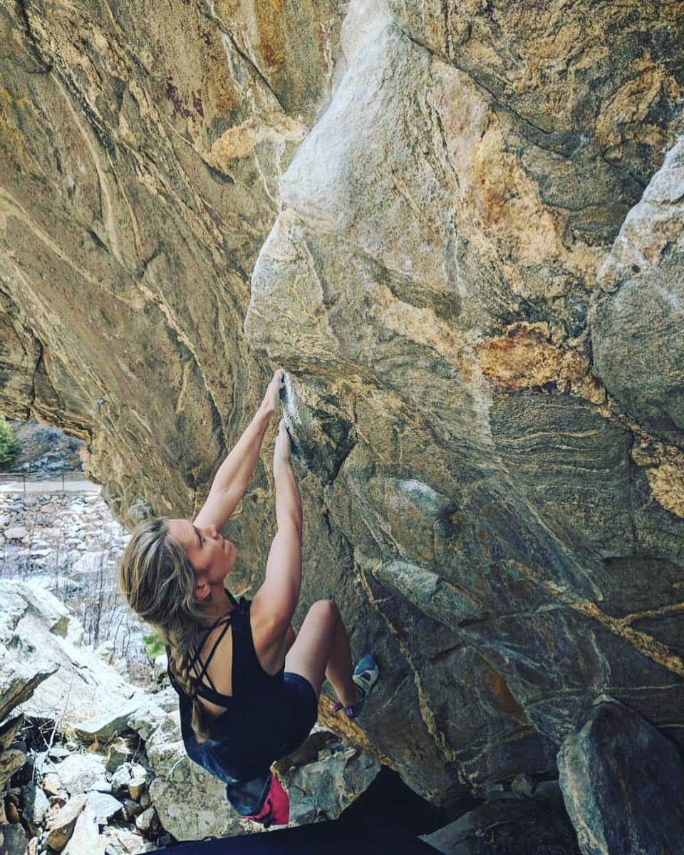 チェルシー・ルーズさんのインスタグラム写真 - (チェルシー・ルーズInstagram)「This weekend I got kissed by the sun, by some rocks, and by some sharp prickly plants. It was perfect.  Psyched to have checked off two boulders from my “I’m interested” list - Into the Light (clear creek) and Hard Boiled (boulder canyon) Two really fun ones that I’d highly recommend 🤩」4月8日 9時23分 - chelseanicholerude