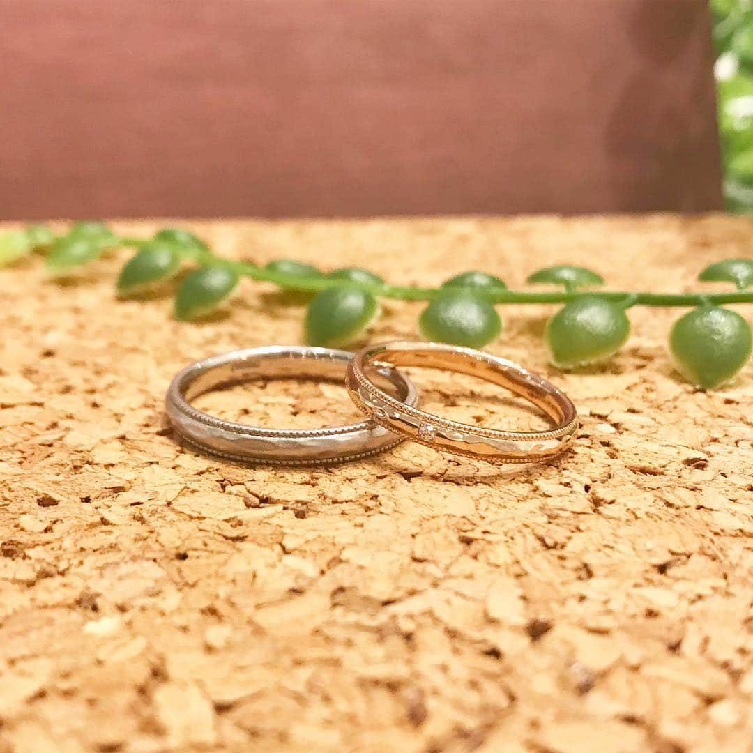 JKプラネット銀座.表参道.福岡|結婚指輪セレクトショップさんのインスタグラム写真 - (JKプラネット銀座.表参道.福岡|結婚指輪セレクトショップInstagram)「💍 @jkplanet.jewelry 《 BAUM-バウム- 》 じぶんらしさと あなたらしさ "ふたりでいる"ということの 自然なカタチ デザイン名:CRAPE MYRTLE-クレープミルテ-  槌目とミル打ちのデザインが素敵なリング♡  プラチナ、各ゴールド、パラジウムなどお好きなお色味お素材でお作りできます。  JKPlanet（@jkplanet.jewelry） 福岡天神店・熊本上通店・宮崎橘通り店・鹿児島天文館店にて取り扱い。 . #JKPlanet #JKプラネット #結婚指輪のセレクトショップ  #BAUM #バウム #結婚指輪 #婚約指輪 #マリッジリング #エンゲージリング  #ウェディング #プロポーズ #婚約 #指輪 #結婚準備 #プレ花嫁 #2019年春婚  #ジュエリーショップ #福岡結婚指輪 #熊本結婚指輪 #鹿児島結婚指輪 #宮崎結婚指輪  #全国のプレ花嫁さんと繋がりたい #日本中のプレ花嫁さんと繋がりたい #結婚對戒 #結婚戒指 #結婚指輪探し #結婚指輪選び #婚約指輪探し #weddingring #元年花嫁」4月8日 9時27分 - jkplanet.jewelry