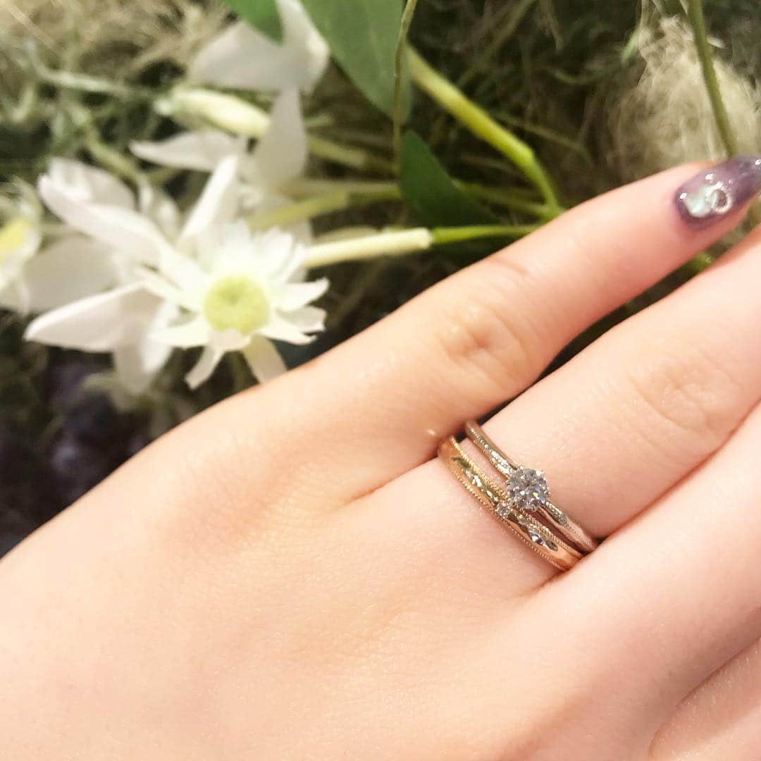 JKプラネット銀座.表参道.福岡|結婚指輪セレクトショップさんのインスタグラム写真 - (JKプラネット銀座.表参道.福岡|結婚指輪セレクトショップInstagram)「💍 @jkplanet.jewelry 《 BAUM-バウム- 》 じぶんらしさと あなたらしさ "ふたりでいる"ということの 自然なカタチ デザイン名:CRAPE MYRTLE-クレープミルテ-  槌目とミル打ちのデザインが素敵なリング♡  プラチナ、各ゴールド、パラジウムなどお好きなお色味お素材でお作りできます。  JKPlanet（@jkplanet.jewelry） 福岡天神店・熊本上通店・宮崎橘通り店・鹿児島天文館店にて取り扱い。 . #JKPlanet #JKプラネット #結婚指輪のセレクトショップ  #BAUM #バウム #結婚指輪 #婚約指輪 #マリッジリング #エンゲージリング  #ウェディング #プロポーズ #婚約 #指輪 #結婚準備 #プレ花嫁 #2019年春婚  #ジュエリーショップ #福岡結婚指輪 #熊本結婚指輪 #鹿児島結婚指輪 #宮崎結婚指輪  #全国のプレ花嫁さんと繋がりたい #日本中のプレ花嫁さんと繋がりたい #結婚對戒 #結婚戒指 #結婚指輪探し #結婚指輪選び #婚約指輪探し #weddingring #元年花嫁」4月8日 9時27分 - jkplanet.jewelry