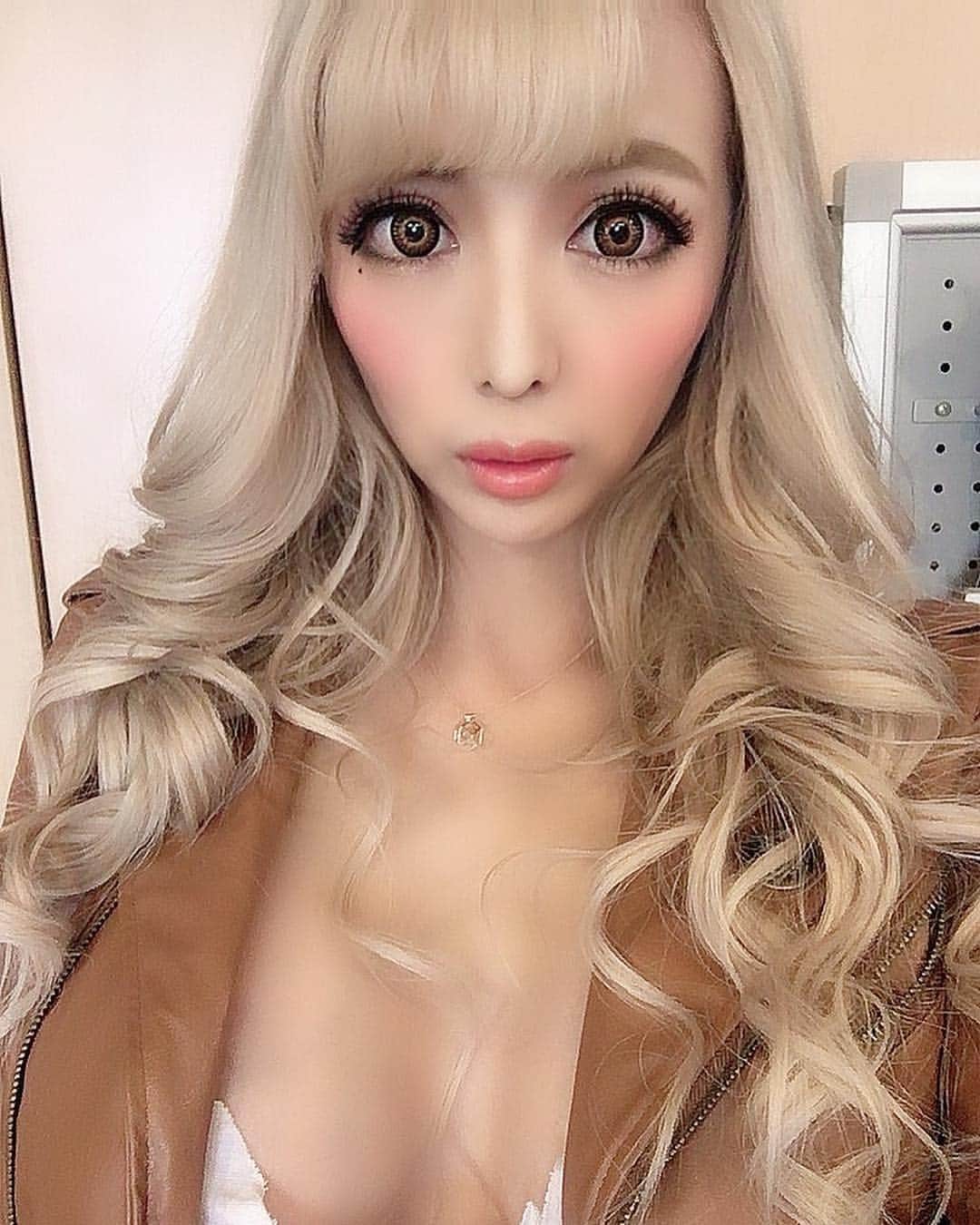 霜月るなさんのインスタグラム写真 - (霜月るなInstagram)「ピンク映画撮影無事にクランクアップしました💕💕 スタッフさん、キャストさん、みなさん本当にお疲れ様でした✨✨✨ 主演とゆう素敵な役をさせて頂いて、、、嬉しかったし本当に感謝です！！！その反面、 不安と緊張でいっぱいだったけど、やりきりました✨🤣 アクションシーン、エロなシーン、、見所沢山です😜✨ ぜひ公開されたらみてください💕💕 本当にあっとゆうまの撮影期間でした。楽しくていつもニコニコして撮影できたし、ファミリーってかんぢでした🥺✨ 撮影期間、終わるとすごくさみしいです😭笑 またみんなに会いたいなあって思いました💕💕 載せたい写真沢山あるけど、ネタバレになっちゃうからこの数枚だけ、、笑笑 監督との写メもアップ😘😘 公開は6月だと思います😜😜 詳細は、わかったらまたアップしますね❤️❤️ #ピンク映画#撮影#クランクアップ  #ギャル#巨乳#Gカップ#主演#6月公開#セクシー女優#セクシー#ピンク#谷間#霜月るな」4月8日 9時27分 - shimoruna