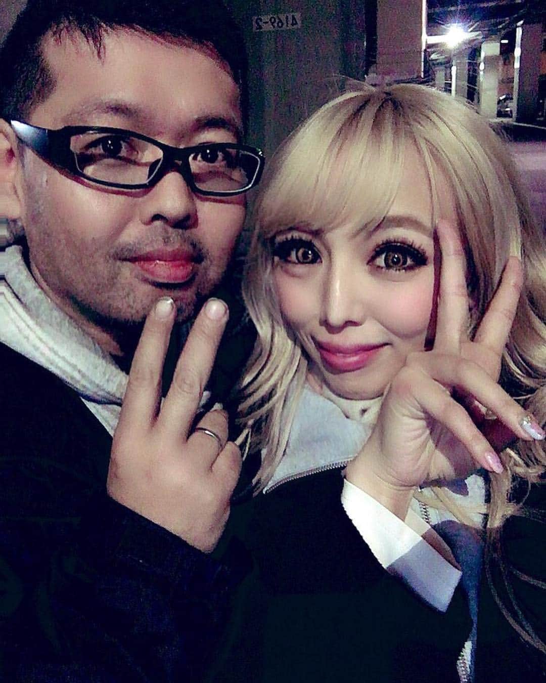 霜月るなさんのインスタグラム写真 - (霜月るなInstagram)「ピンク映画撮影無事にクランクアップしました💕💕 スタッフさん、キャストさん、みなさん本当にお疲れ様でした✨✨✨ 主演とゆう素敵な役をさせて頂いて、、、嬉しかったし本当に感謝です！！！その反面、 不安と緊張でいっぱいだったけど、やりきりました✨🤣 アクションシーン、エロなシーン、、見所沢山です😜✨ ぜひ公開されたらみてください💕💕 本当にあっとゆうまの撮影期間でした。楽しくていつもニコニコして撮影できたし、ファミリーってかんぢでした🥺✨ 撮影期間、終わるとすごくさみしいです😭笑 またみんなに会いたいなあって思いました💕💕 載せたい写真沢山あるけど、ネタバレになっちゃうからこの数枚だけ、、笑笑 監督との写メもアップ😘😘 公開は6月だと思います😜😜 詳細は、わかったらまたアップしますね❤️❤️ #ピンク映画#撮影#クランクアップ  #ギャル#巨乳#Gカップ#主演#6月公開#セクシー女優#セクシー#ピンク#谷間#霜月るな」4月8日 9時27分 - shimoruna