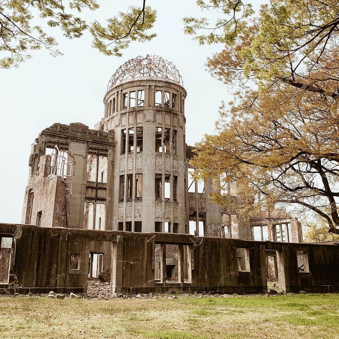 のインスタグラム：「いまだに戦争を起こす低次元な世界。  僕にとっては喧嘩や悪口や人を馬鹿にすること、羨むこと、妬むことも戦争と変わらない。  早くそんな次元から抜け出しちゃいましょう。  戦争を忘れてはいけない、というのもわかるが、戦争という言葉すら忘れ去られて人の頭から争いという考えが消えて無くなれば良いと思っています。  原爆ドーム。ここは平和で悲しい念や気なんてひとつも無いです。  全てを受け入れて佇んでいるだけ。  まわりに生えている木と同様に。  教えてくれてありがとう。  #原爆ドーム #広島」
