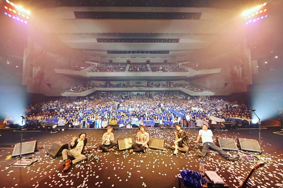 横山祐介さんのインスタグラム写真 - (横山祐介Instagram)「4/6 wacci 47都道府県ツアー~群青リフレイン~ FINAL in 神奈川  最高に幸せな一日でした。  #wacci #wacci47都道府県ツアー #群青リフレイン #gretschdrums #ludwigdrums #ageancymbals #zildjiancymbals #paistecymbals #ufipcymbals #vicfirthsticks #tocapercussion #live #drums #drummer #drumlife #band #tour #神奈川 #神奈川県民ホール #横浜」4月8日 9時37分 - yan_drums_wacci