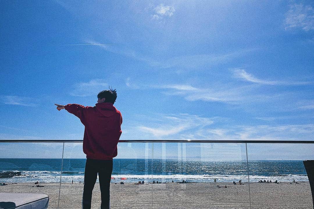 Jun Sung Ahnさんのインスタグラム写真 - (Jun Sung AhnInstagram)「Look a bird 👀 . . 📸: @jennchungkim  #sunday #beach」4月8日 9時38分 - juncurryahn