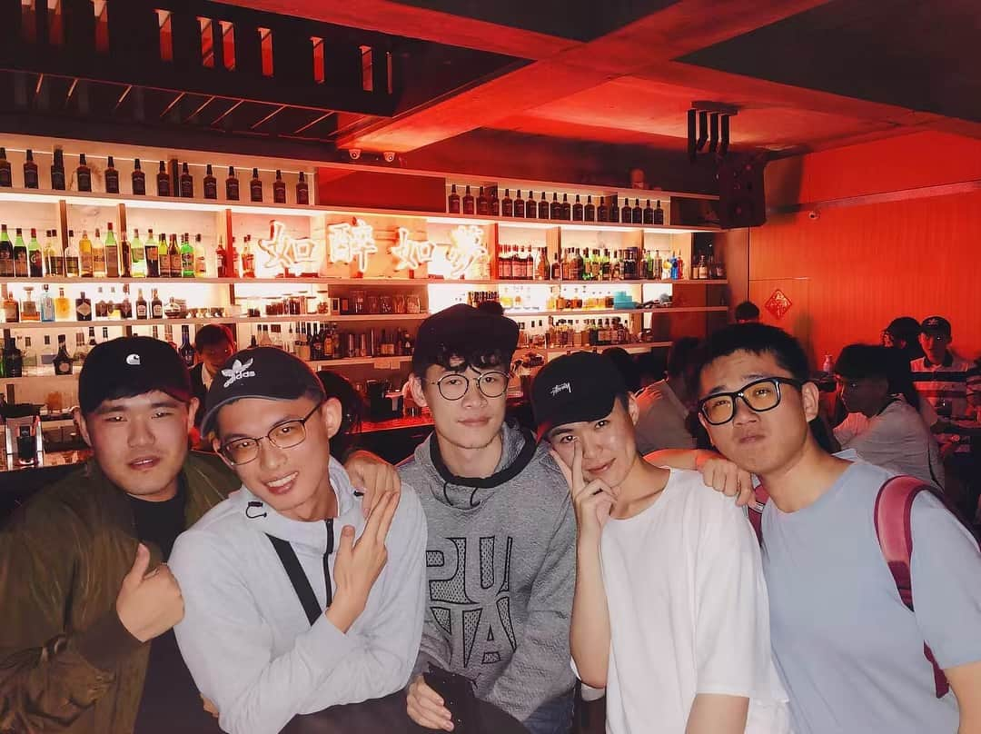 葉晟睿さんのインスタグラム写真 - (葉晟睿Instagram)「🍻About last night. 九年的高中好友了 昨晚有點ㄎㄧㄤˉ🤪 祝大家出國、畢業、工作順利 ⠀ #台北酒吧 #西門町 #如醉如夢 #不醉不歸 #網美景點 #宿醉 #台北咖啡廳 #시먼딩 #調酒 #taipeibar #ximending #hanko60」4月8日 9時38分 - kalvin.yeh