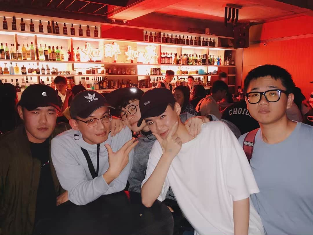 葉晟睿さんのインスタグラム写真 - (葉晟睿Instagram)「🍻About last night. 九年的高中好友了 昨晚有點ㄎㄧㄤˉ🤪 祝大家出國、畢業、工作順利 ⠀ #台北酒吧 #西門町 #如醉如夢 #不醉不歸 #網美景點 #宿醉 #台北咖啡廳 #시먼딩 #調酒 #taipeibar #ximending #hanko60」4月8日 9時38分 - kalvin.yeh