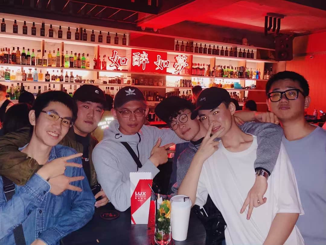 葉晟睿さんのインスタグラム写真 - (葉晟睿Instagram)「🍻About last night. 九年的高中好友了 昨晚有點ㄎㄧㄤˉ🤪 祝大家出國、畢業、工作順利 ⠀ #台北酒吧 #西門町 #如醉如夢 #不醉不歸 #網美景點 #宿醉 #台北咖啡廳 #시먼딩 #調酒 #taipeibar #ximending #hanko60」4月8日 9時38分 - kalvin.yeh