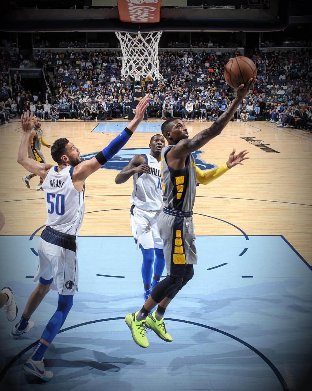 NBAさんのインスタグラム写真 - (NBAInstagram)「@delonwright records his second straight triple-double for the @memgrizz with 20p/13r/12a. #TripleDoubleAlert」4月8日 9時38分 - nba