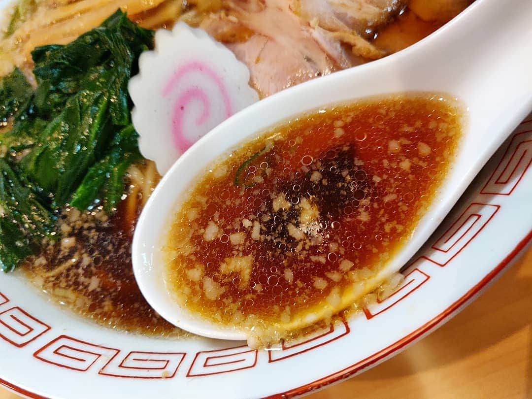 つけMen野郎さんのインスタグラム写真 - (つけMen野郎Instagram)「＿＿＿＿＿＿＿＿＿＿＿＿＿＿＿＿＿ 🍜：長岡生姜ラーメン(背脂ver) 🏠：魂麺(本八幡) ￣￣￣￣￣￣￣￣￣￣￣￣￣￣￣￣￣ 【福岡→北海道→新潟のラーメン巡り】 千葉に戻っての〆は魂麺。かかったエンジンは止まることなく飲み食いは進む。麺は新潟ラーメンフェアのトリを飾る長岡生姜ラーメンを注文… . ちゃっくどぉ〜ん！！ . 自分は背脂verでいただく。背脂がまろやかにさせた生姜醤油が沁みるうまさ。仄かに甘さを感じさせるのがレンゲを止めさせない。しっかりとハリのある細麺もとってもいい。花粉の症状で半分くらいしか味わえなかったのに美味しかったなぁ。 かなり食べ過ぎ飲み過ぎ注意報だったので、今週は節制して生きよう。」4月8日 9時44分 - bokurarri