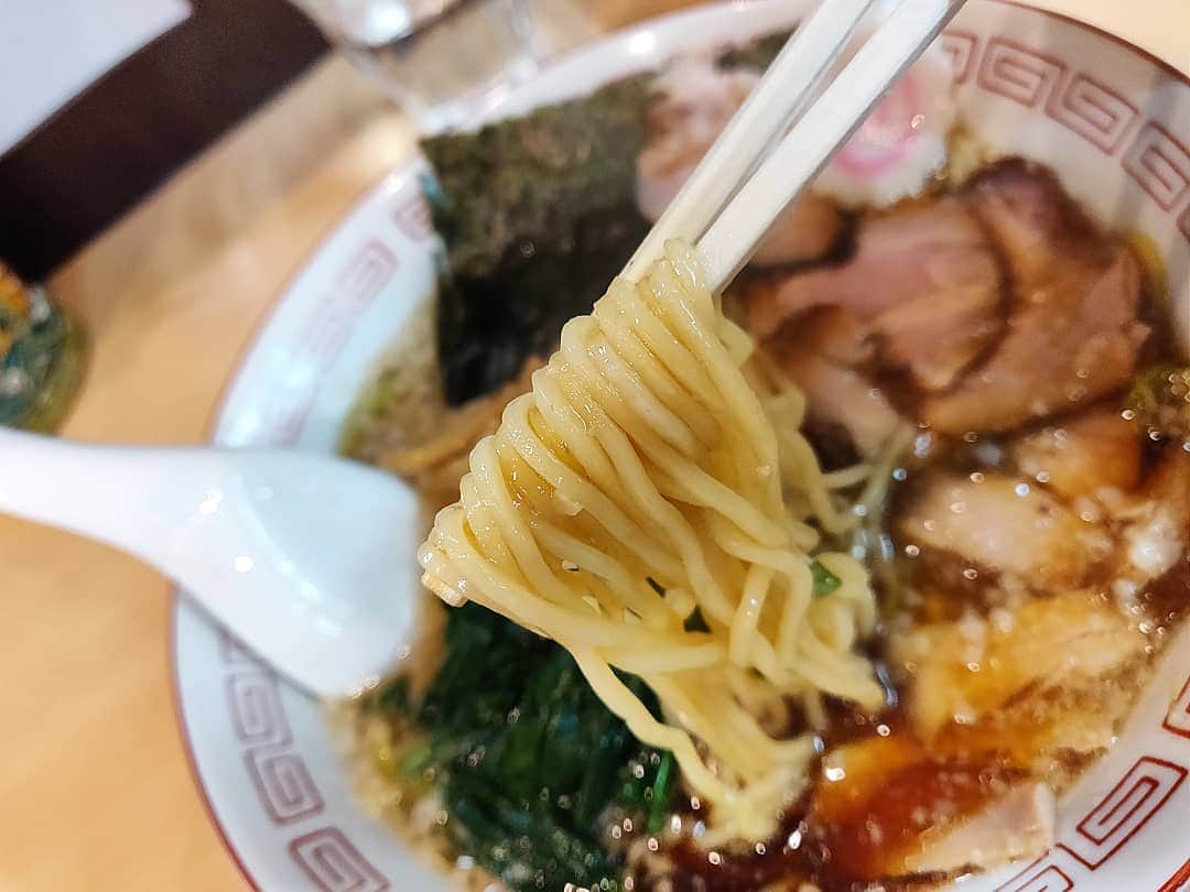 つけMen野郎さんのインスタグラム写真 - (つけMen野郎Instagram)「＿＿＿＿＿＿＿＿＿＿＿＿＿＿＿＿＿ 🍜：長岡生姜ラーメン(背脂ver) 🏠：魂麺(本八幡) ￣￣￣￣￣￣￣￣￣￣￣￣￣￣￣￣￣ 【福岡→北海道→新潟のラーメン巡り】 千葉に戻っての〆は魂麺。かかったエンジンは止まることなく飲み食いは進む。麺は新潟ラーメンフェアのトリを飾る長岡生姜ラーメンを注文… . ちゃっくどぉ〜ん！！ . 自分は背脂verでいただく。背脂がまろやかにさせた生姜醤油が沁みるうまさ。仄かに甘さを感じさせるのがレンゲを止めさせない。しっかりとハリのある細麺もとってもいい。花粉の症状で半分くらいしか味わえなかったのに美味しかったなぁ。 かなり食べ過ぎ飲み過ぎ注意報だったので、今週は節制して生きよう。」4月8日 9時44分 - bokurarri