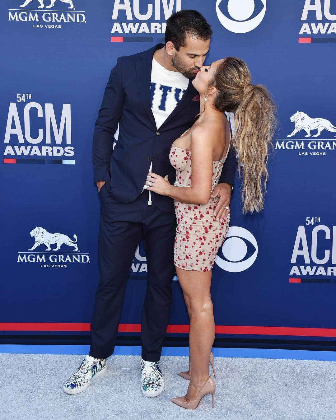 E! Onlineさんのインスタグラム写真 - (E! OnlineInstagram)「Jessie James Decker is wearing her heart on her s̶l̶e̶e̶v̶e̶ dress. ❤️ #ACMAwards (📷: Getty Images)」4月8日 9時46分 - enews