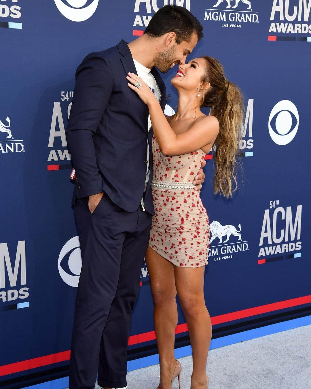 E! Onlineさんのインスタグラム写真 - (E! OnlineInstagram)「Jessie James Decker is wearing her heart on her s̶l̶e̶e̶v̶e̶ dress. ❤️ #ACMAwards (📷: Getty Images)」4月8日 9時46分 - enews