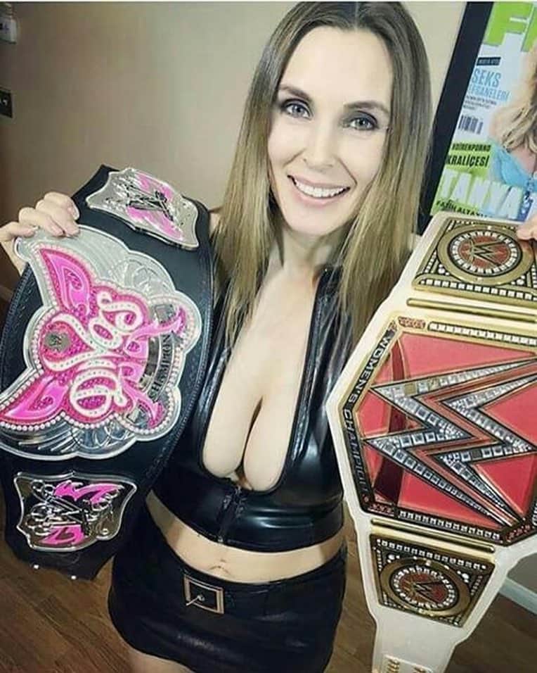 ターニャ・テイトさんのインスタグラム写真 - (ターニャ・テイトInstagram)「Watching #wrestlemania ... where did I hide that #wwebelt 😽 what would you like to win? —- —- #tanyatate #queentanyatate #wwefan #wwebelts」4月8日 9時47分 - tanyatate
