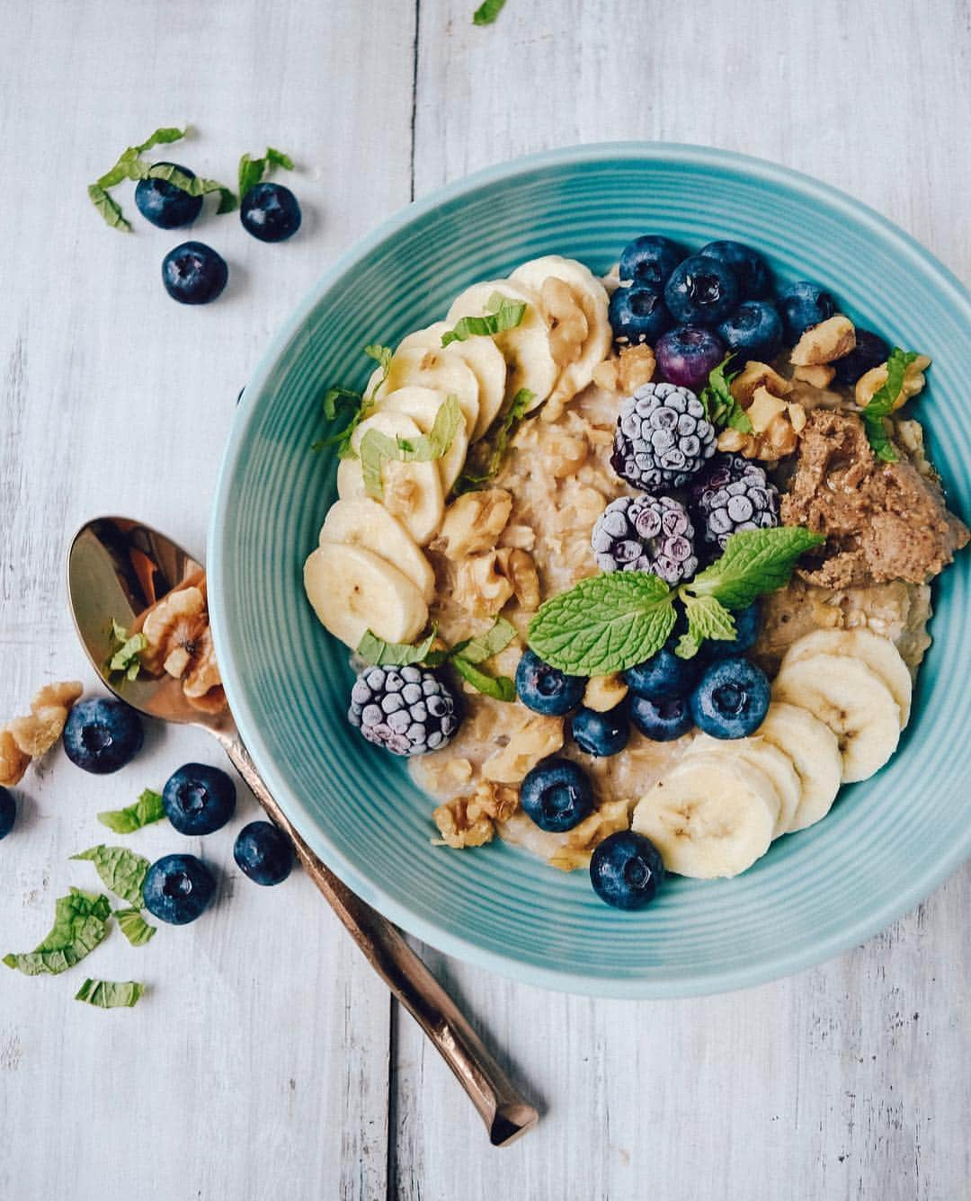 ケイラ・アイトサインズさんのインスタグラム写真 - (ケイラ・アイトサインズInstagram)「[[ #BREAKFAST ]] I often get asked "What should I eat for breakfast?" and "Is breakfast the MOST important meal of the day?". Let me start by saying that breakfast is AN important meal, but not necessarily, the MOST important meal of the day. Each meal you eat serves a purpose and that is to nourish your body. For breakfast I recommend a balanced meal which makes you feel GOOD but will also keep you energised until your next meal. I recommend something nourishing and sustaining like oats with fruit and honey,  bread with eggs and mushrooms, home made veggie muffins, avocado or banana on toast OR healthy cereal with fruit. TIP: If you enjoy a coffee in the morning, try to drink it AFTER breakfast as it can give the feeling of a full stomach! www.kaylaitsines.com/app @projectsunny」4月8日 9時47分 - kayla_itsines