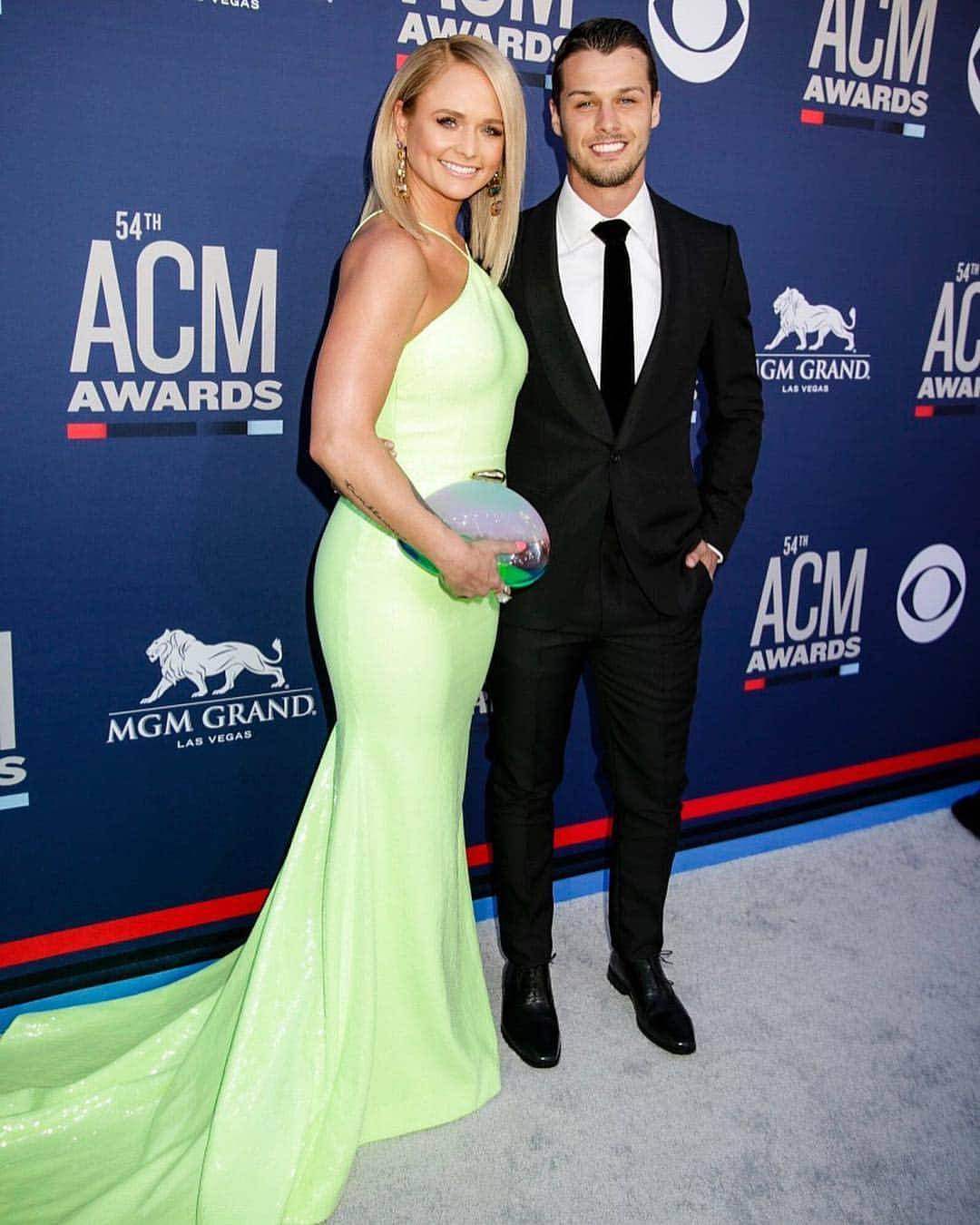 Just Jaredさんのインスタグラム写真 - (Just JaredInstagram)「@mirandalambert and her new husband Brendan McLoughlin make their red carpet debut as a couple at the ACM Awards! #MirandaLambert #BrendanMcLoughlin #ACMAwards Photos: CBS, Getty」4月8日 9時47分 - justjared