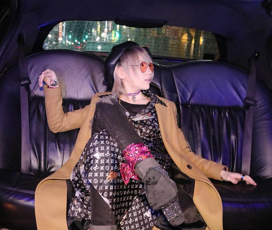 マシロンケーキのインスタグラム：「. 先日リムジンに乗りました。 もう知ってる人も多いと思いますが12年前に振られた女の子久保さんに12年ぶりに告白したら振られました。びっくりしました← あんなに逃げられるなんて！← 同級生！協力ありがとうございました笑 . この過去に戻るシリーズボク的に好きです。 これからもYouTubeらしくない動画を投稿していきますのでどうかよろしくお願いします。 明日明後日くらいでまた新しい動画を出せたらなと思ってます！ #リムジン#久保さん#高校#同級生#元ホスト#美容#整形#中性#メイク#コスメ#ファッション#fashion #ootd#follow#followme #ootd#me#自撮り#youtuber #マシロンケーキ」