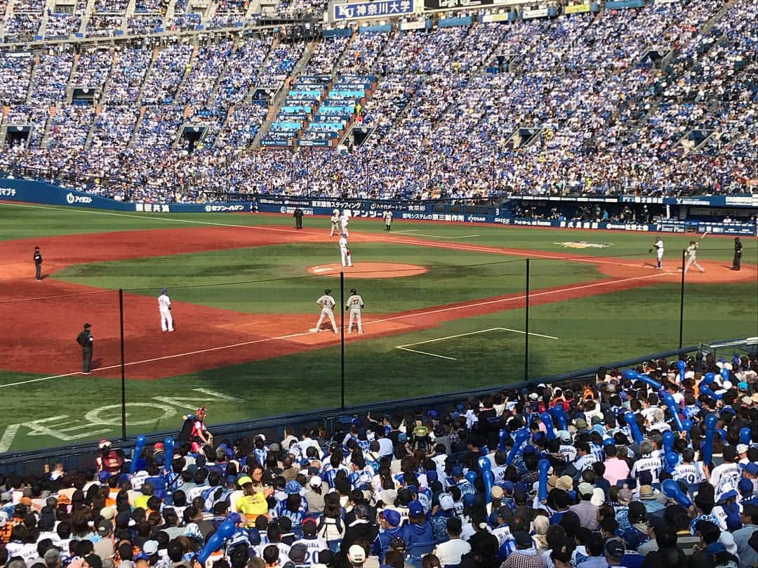 ハロー植田さんのインスタグラム写真 - (ハロー植田Instagram)「昨日浜スタへ☆快晴のデーゲームのプロ野球観戦は最高でした☆ ♪戦わないで感謝してみよう〜（B’z『BANZAIより） #横浜スタジアム #横浜対巨人 #野球大好きB'zスタッフハッカイさんと #攻守交代の時の外野手のキャッチボールが大好き #ずっと観てられる #丸選手から控えの若林選手への返球カッコよすぎ #試合終わって野毛へ #ハロー植田 #bz」4月8日 15時23分 - inababa178