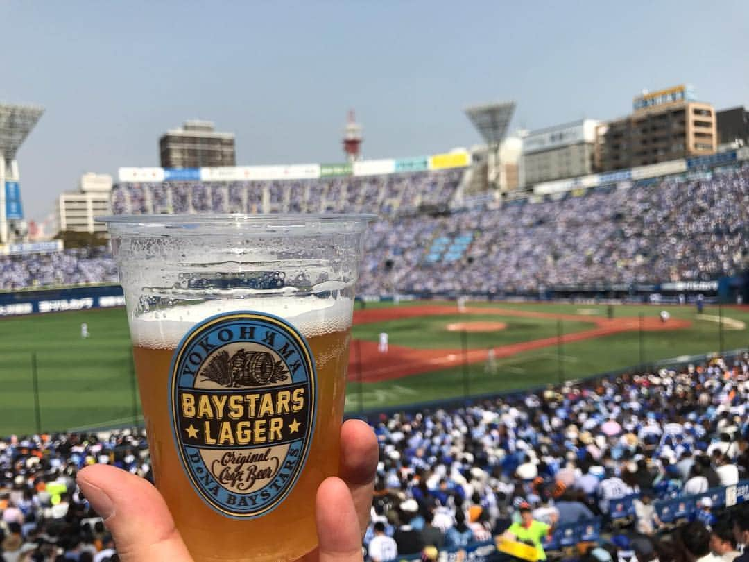 ハロー植田さんのインスタグラム写真 - (ハロー植田Instagram)「昨日浜スタへ☆快晴のデーゲームのプロ野球観戦は最高でした☆ ♪戦わないで感謝してみよう〜（B’z『BANZAIより） #横浜スタジアム #横浜対巨人 #野球大好きB'zスタッフハッカイさんと #攻守交代の時の外野手のキャッチボールが大好き #ずっと観てられる #丸選手から控えの若林選手への返球カッコよすぎ #試合終わって野毛へ #ハロー植田 #bz」4月8日 15時23分 - inababa178