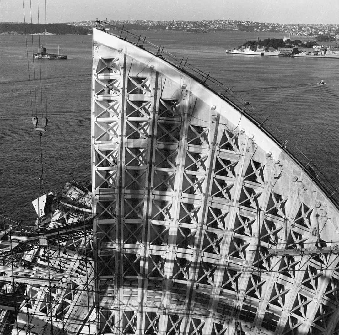 パワーハウスミュージアムさんのインスタグラム写真 - (パワーハウスミュージアムInstagram)「Vale Joe Bertony an extraordinary Australian whose calculations formed the basis of the arches of the Sydney Opera House. He wrote 30,000 separate mathematical equations to design the erection arch which were confirmed using some of Australia’s earliest computer systems and now form part of the @powerhousemuseum collection. The design and construction of this remarkable building is recorded in our collection of drawings, models and archival material. Image: Max Dupain.  #sydneyoperahouse #joebertony」4月8日 15時18分 - powerhousemuseum