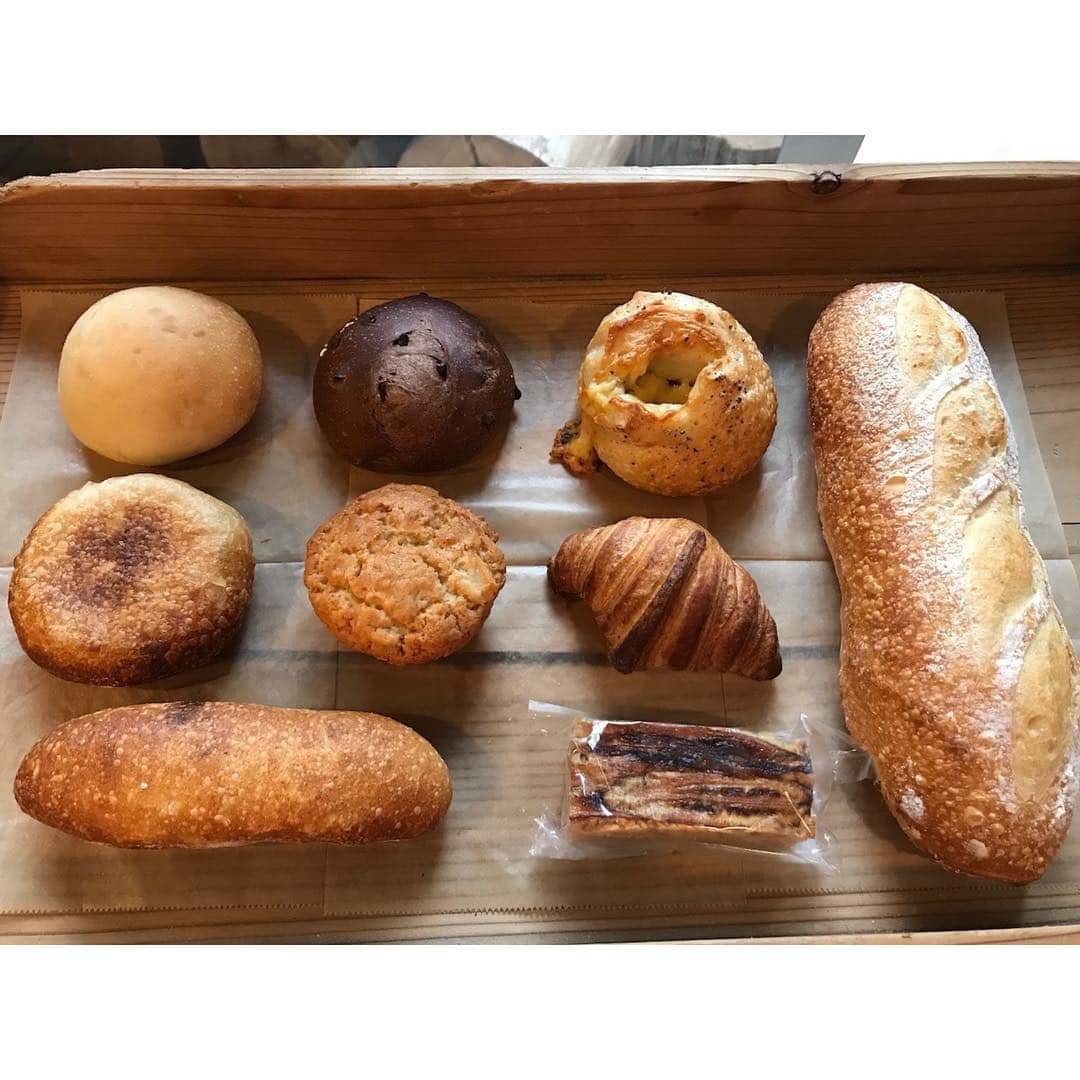 手紙社さんのインスタグラム写真 - (手紙社Instagram)「【『手紙社の「こどもの日」』出展者紹介：こどもマーケット⑫  こどもパン】 国分寺にある小さなパン屋、こどもパン。店名の由来でもある「子どもたちが安心して食べられるパン」をモットーに、国産小麦と自家製の天然酵母でパンを作っています。木のぬくもりが感じられるお店の中に入ると、小ぶりのパンがぎゅぎゅっと並んでお出迎え。香ばしい香りをすーっと吸い込むと、お腹はもうペコペコです。噛むほどに小麦の味と香りが広がる食パンは、毎日の食卓にぴったり。無農薬野菜を挟み、上に目と眉毛が書かれた「オッサンド」は、そのとぼけた表情に子どもも大人も笑みがこぼれてしまいます。こどもパンでお腹を満たして、元気いっぱい遊びましょう！ . ▶︎詳細は「@kodomonohi2019」プロフィールのリンク→shop index「こどもパン」へ -------------------------------------------- 【開催概要】 手紙社の「こどもの日」 開催日：2019年4月27日（土）/ 28日（日） 時間：10:00-17:00 会場：東京都立産業貿易センター 台東館 7F 展示室 （〒111-0033 東京都台東区花川戸2-6-5） アクセス：東京メトロ（銀座線）浅草駅から徒歩5分/都営浅草線（地下鉄）浅草駅から徒歩8分 入場料：500円　※ 1歳以下無料 -------------------------------------------- #手紙社 #手紙舎 #tegamisha #手紙社のこどもの日 #こどもの日 #こどものいる暮らし #えほん #おもちゃ #マーケット #ワークショップ #ワークショップイベント  #赤ちゃん #親子時間 #親子イベント #おやこイベント #親子ワークショップ #キッズ #キッズイベント #キッズスペース #キッズアート #イベント情報 #こどもとおでかけ  #こどもとつくる #こどもと暮らす #こどもとあそぶ #こどもパン #自家製酵母パン #天然酵母パン #卵不使用 #乳製品不使用」4月8日 9時59分 - tegamisha