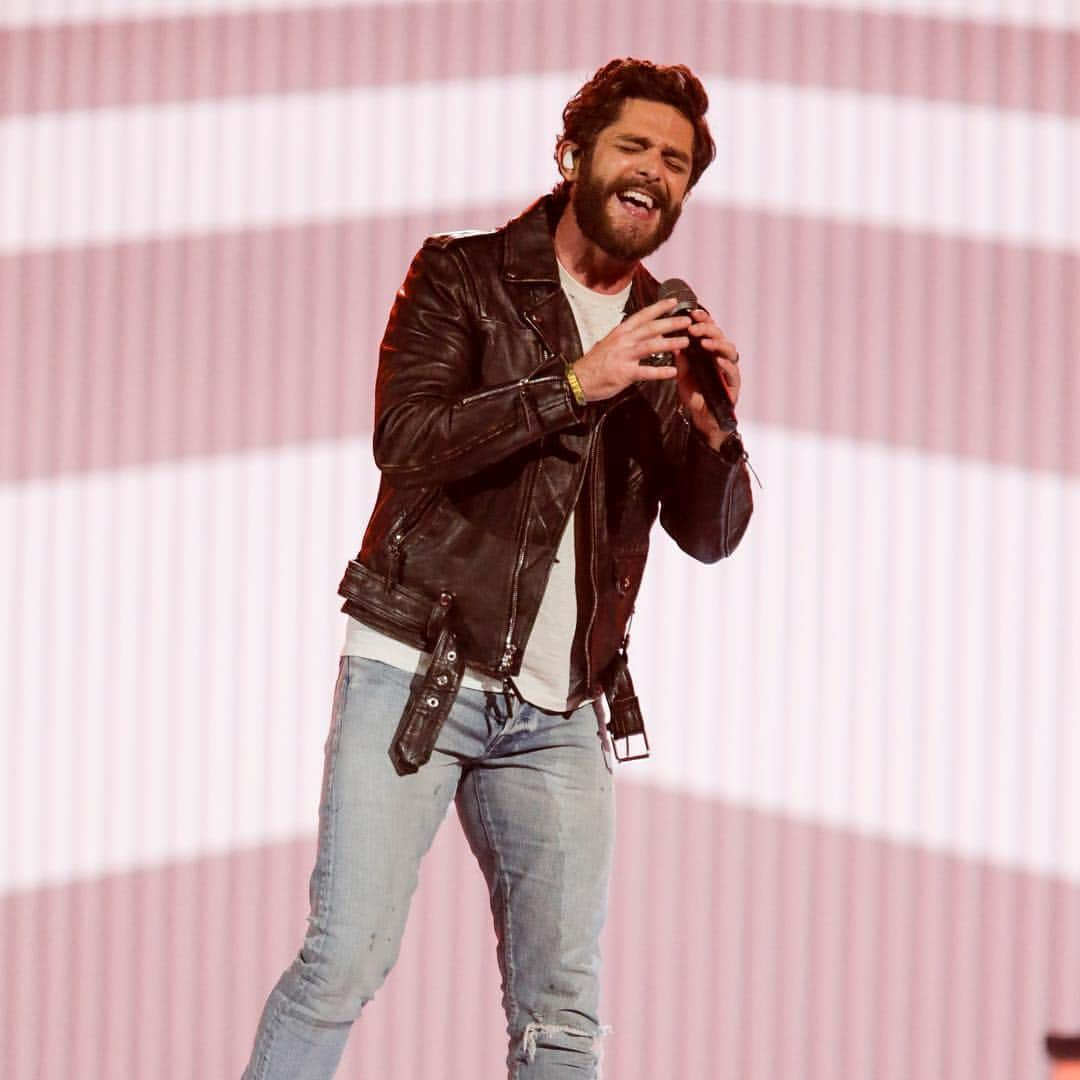 CBSさんのインスタグラム写真 - (CBSInstagram)「🎶 @thomasrhettakins singing 'Look What God Gave Her'  #ACMawards 🎶」4月8日 9時52分 - cbstv