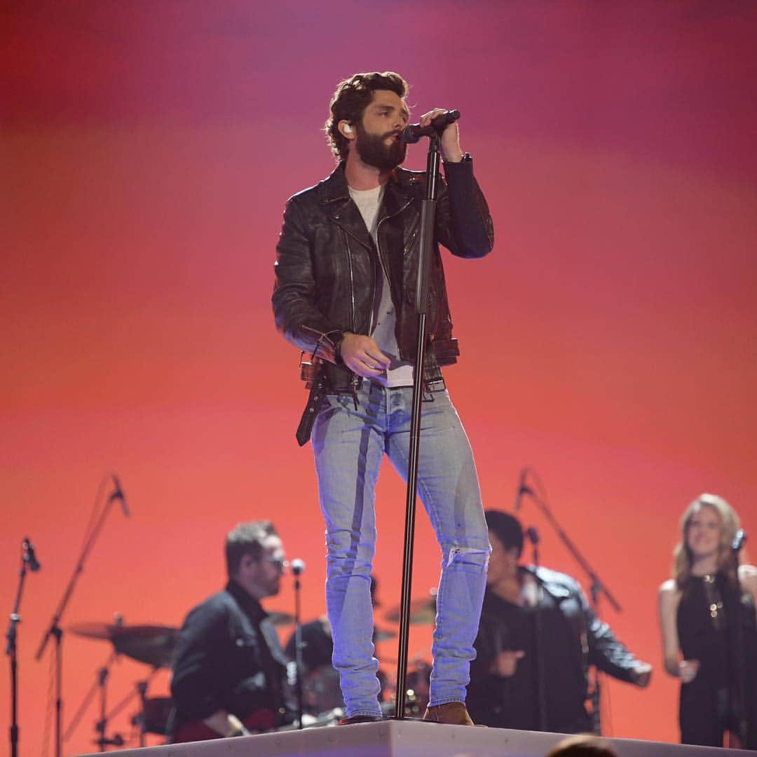 CBSさんのインスタグラム写真 - (CBSInstagram)「🎶 @thomasrhettakins singing 'Look What God Gave Her'  #ACMawards 🎶」4月8日 9時52分 - cbstv