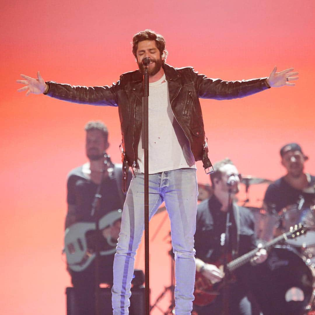 CBSさんのインスタグラム写真 - (CBSInstagram)「🎶 @thomasrhettakins singing 'Look What God Gave Her'  #ACMawards 🎶」4月8日 9時52分 - cbstv