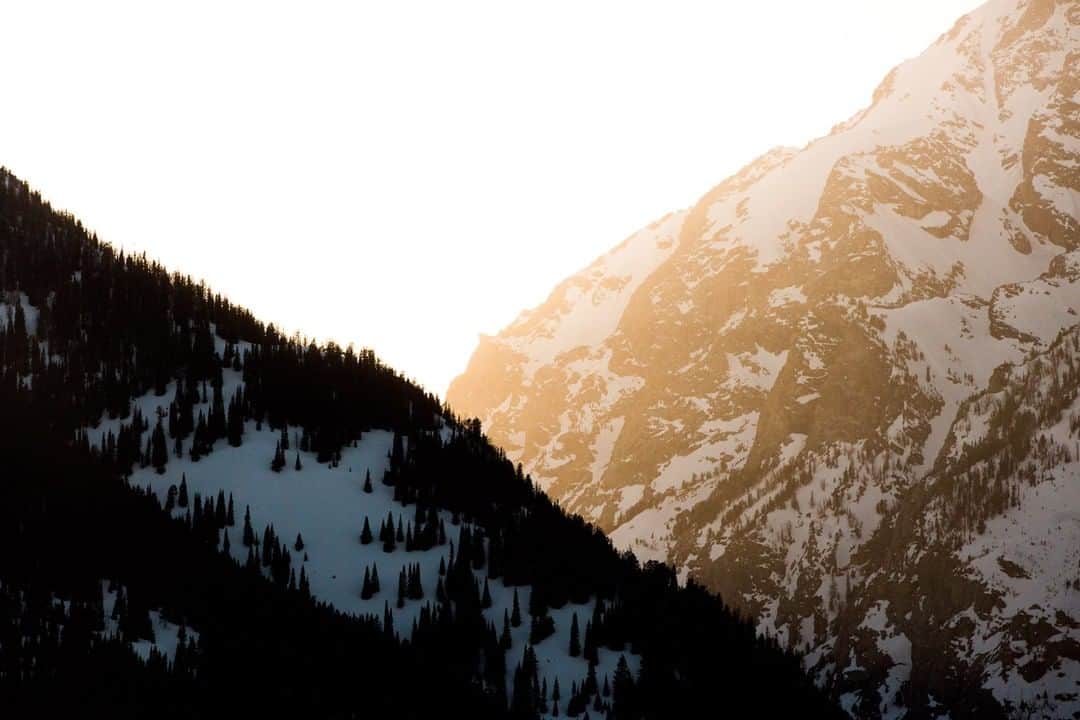 National Geographic Travelさんのインスタグラム写真 - (National Geographic TravelInstagram)「Photo by @sofia_jaramillo5 | The sun sets over the mountains in Grand Teton National Park. #nationalparks #mountains #wyoming」4月8日 10時01分 - natgeotravel