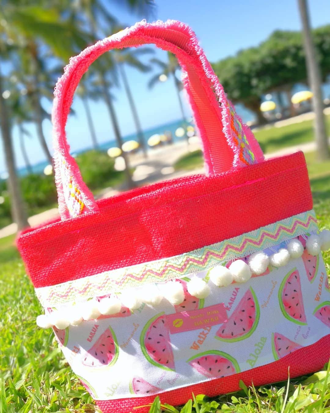 Moco Lima Hawaiiさんのインスタグラム写真 - (Moco Lima HawaiiInstagram)「New* Red Jute Watermelon Tote Bag, Made By Moco  今日は朝からお客さまとほっこりなお気持ちをシェアさせて頂き、ウレシ涙から始まるステキな朝でした♡  #sundaymorning#beautifulday#heartwarming#appriciate#april#spring#hawaii#newseason#mocolimahawaii#palmtrees#ocean#bluesky#出会い#春#感謝の気持ち#ハワイ好き#モコリマ#ハワイ好きな人と繋がりたい#前向き#ハワイ旅行#ありがとう」4月8日 10時20分 - mocolimahawaii