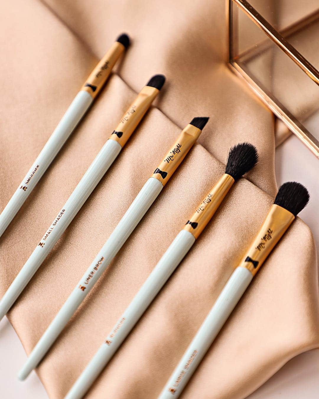 Too Facedさんのインスタグラム写真 - (Too FacedInstagram)「Cancel your dates and delete your profile…you’ve found Mr. Right! 🤩 Meet your ideal companion, making it easy to create any eye look like a pro with our NEW Mr. Right 5 Piece Brush Set. #toofaced」4月8日 10時28分 - toofaced