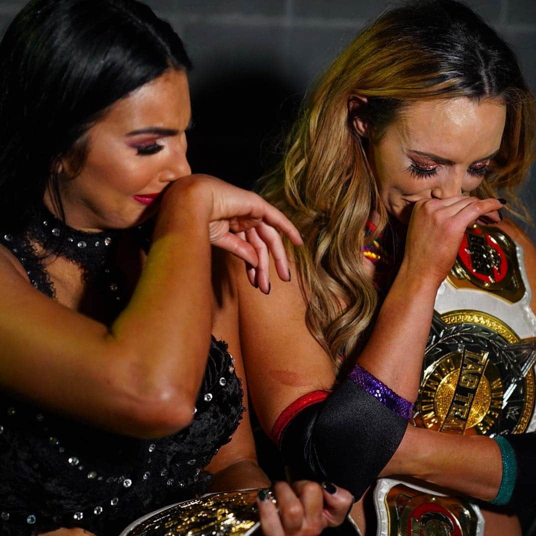 WWEさんのインスタグラム写真 - (WWEInstagram)「It was an emotional and #IIconic moment for @billiekaywwe and @peytonroycewwe as they walk out of #WrestleMania as the new WWE Women’s Tag Team Champions!」4月8日 10時28分 - wwe